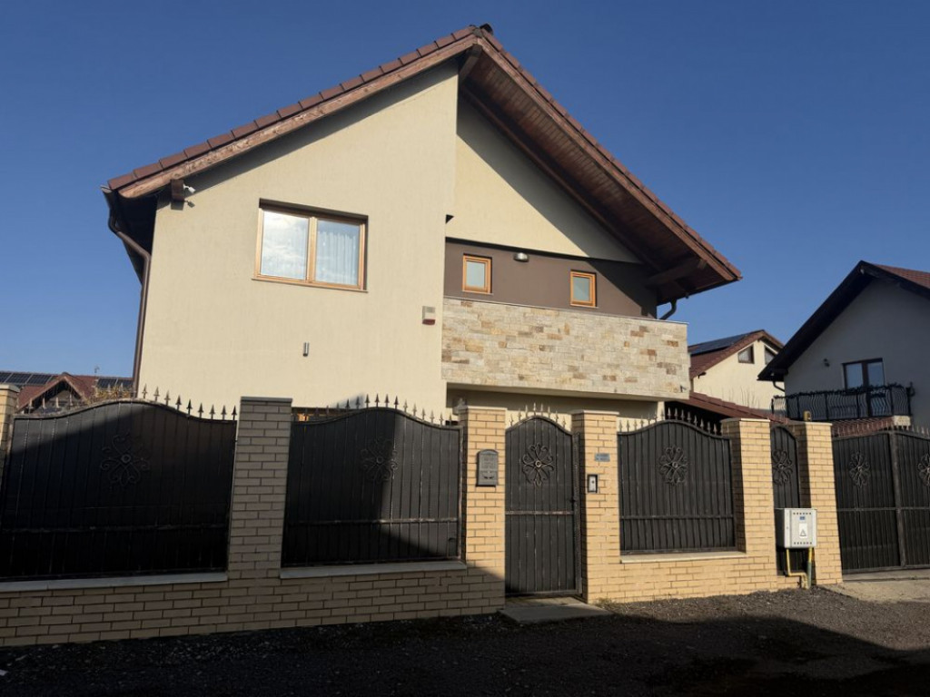 Casa cu 4 camere, 147 mp, curte 260 mp, 2 locuri de parcare
