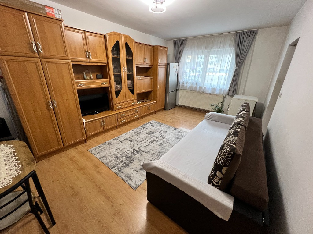 VÂND garsonieră renovată – pretabilă birou – zona Vasile Aaron