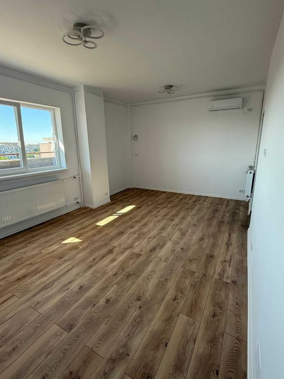 Garsoniera rondul cu flori Nitu Vasile