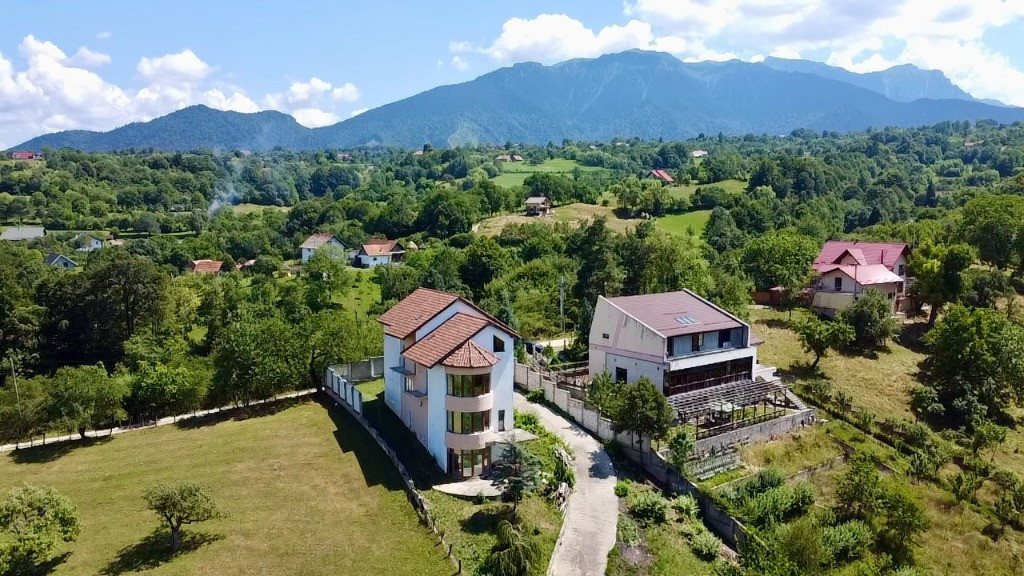 Pret Redus - Casa/Pensiune, teren 2300mp, Bran - Sohodol