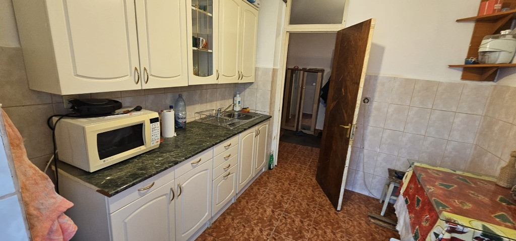 Anda , 2 camere cu centrala gaze , etaj intermediar