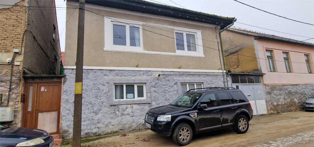 Resita Casa la Pret de Apartament,Parter, Etj 1 si Pod, Zona