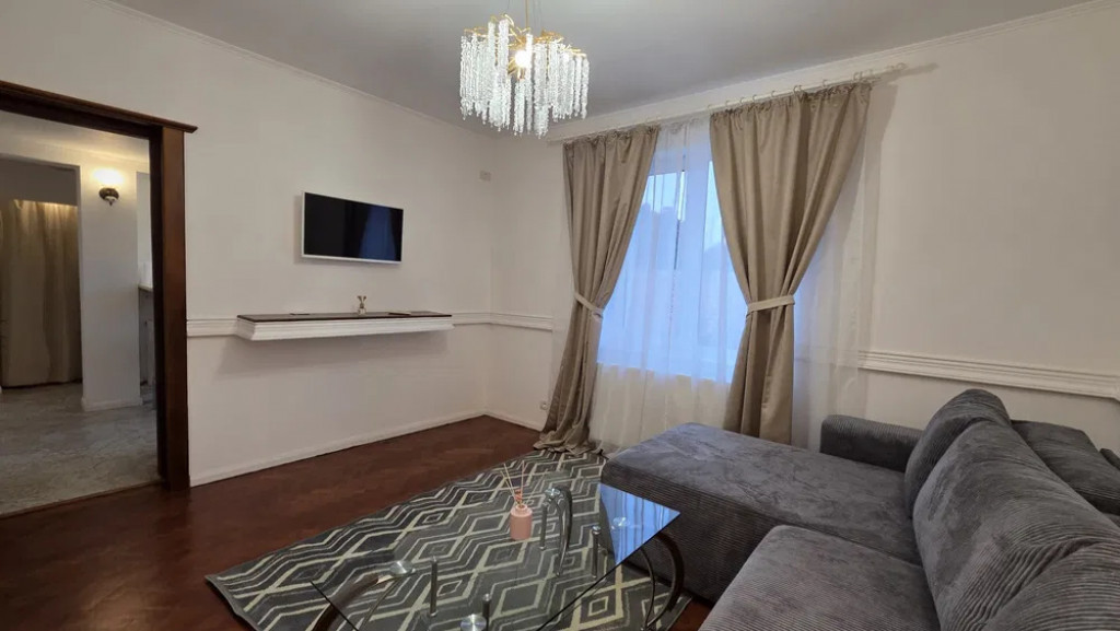 Apartament 3 camere de inchiriat, în Zona Centrală, teras?