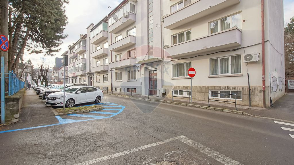 Apartament cu 3 camere de vânzare în zona Centrul Civic