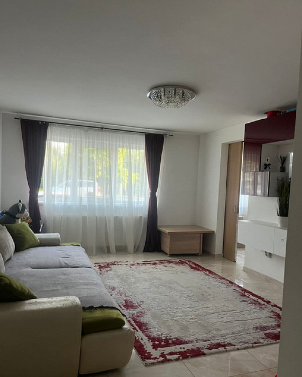 Apartament 2 camere, semidecomandat - zona Tractorul