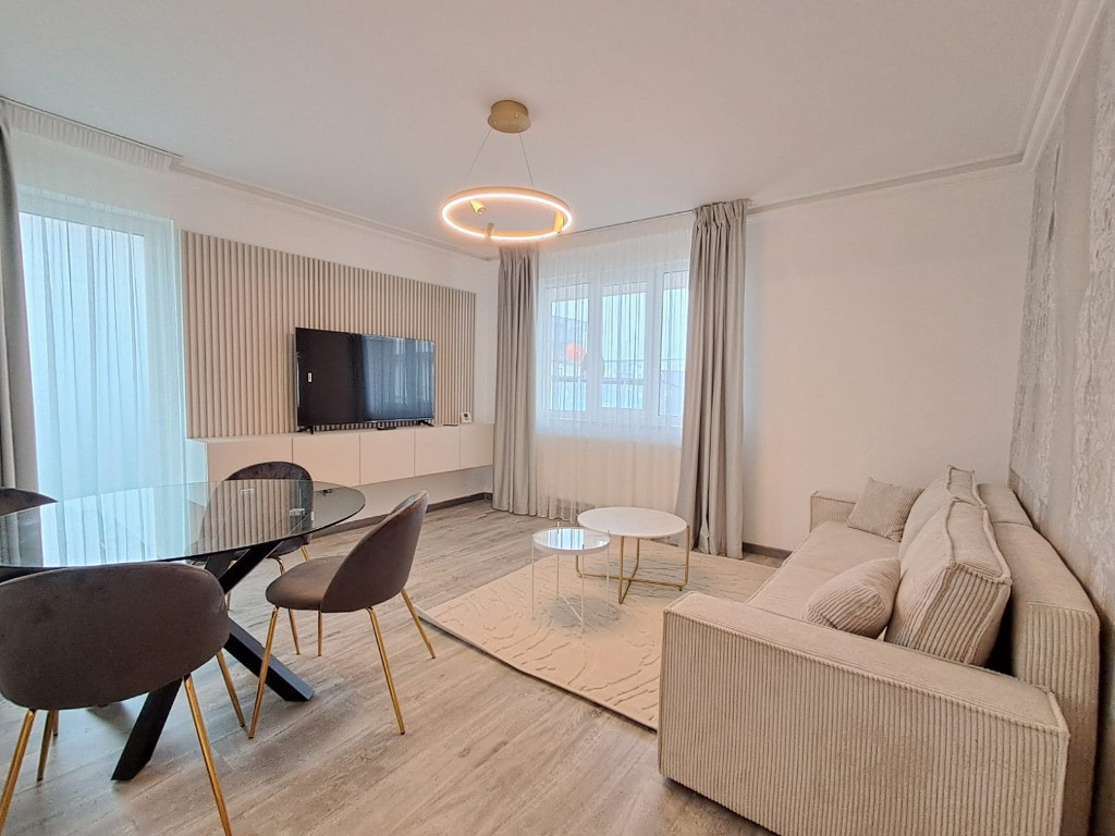 Apartament mobilat lux, la cheie, parcare Floresti zona Terra