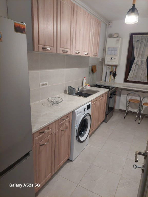 Inchiriez garsoniera Crinului, Rosu