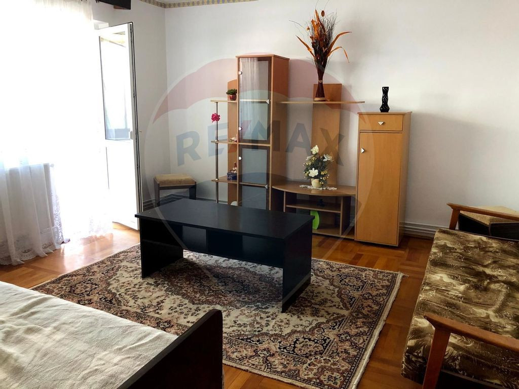 Apartament de închiriat - 3 camere - zona Aurel Vlaicu