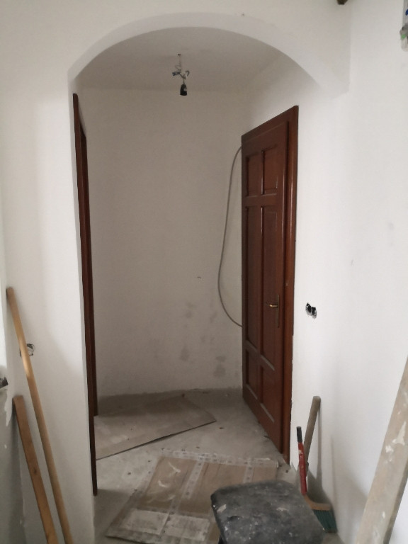 Apartament 3 camere decomandate, et. 1, zona Crinilor