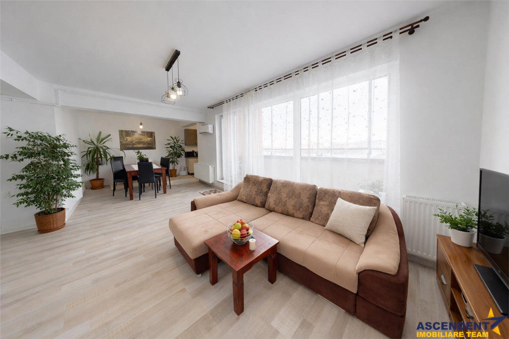 Pe 2 niveluri, Penthouse modern la bulevard, parcare si boxa