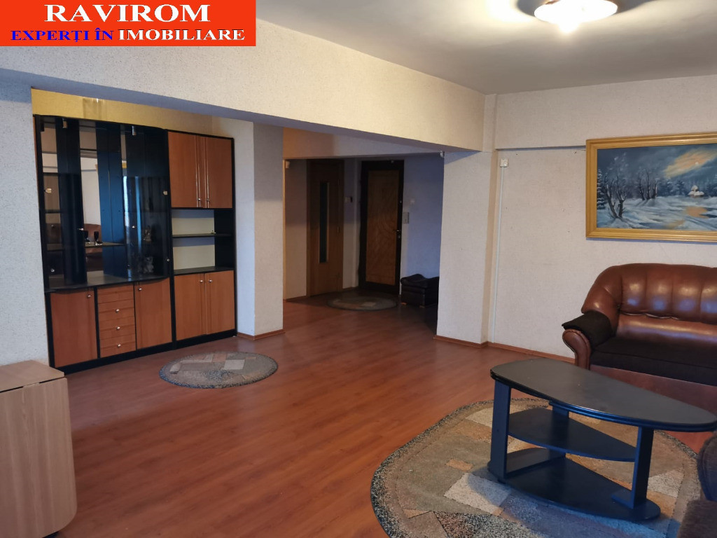 Apartamernt trei camere, ultracentral, etaj superior