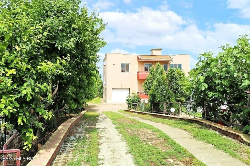 Ovidiu - Str. Nationala, Vila P+1E, teren 1094 mp, vedere...
