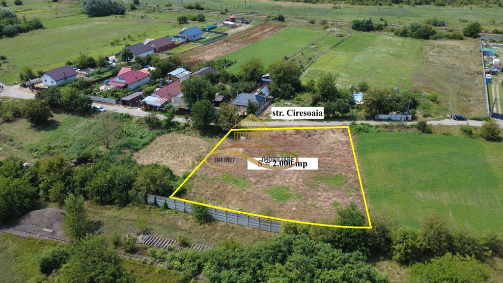 Teren intravilan - ideal pentru constructie 2 case - de v...