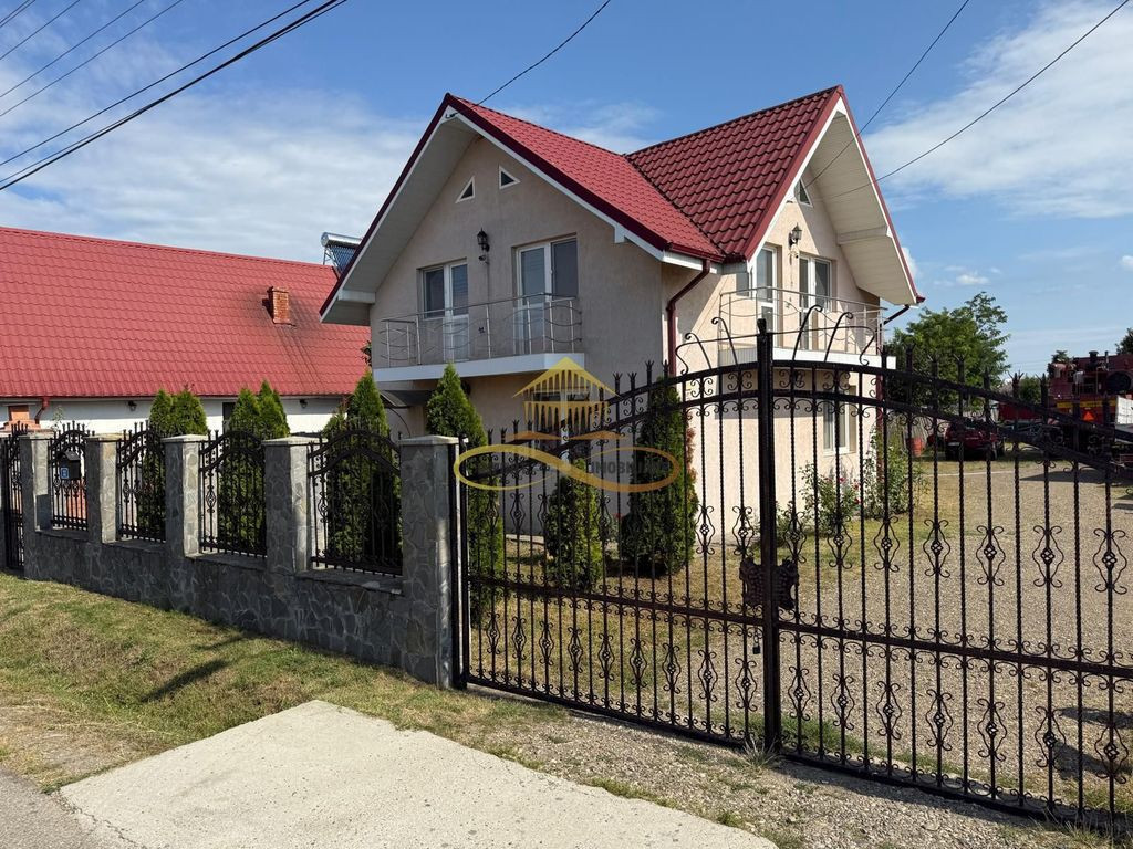 Casa de vanzare in Bacau Saucesti spatioasă cu etaj separat