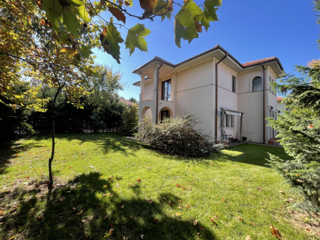 Curtea Domneasca, vilă individuală, 6 camere, 3 bai, garaj