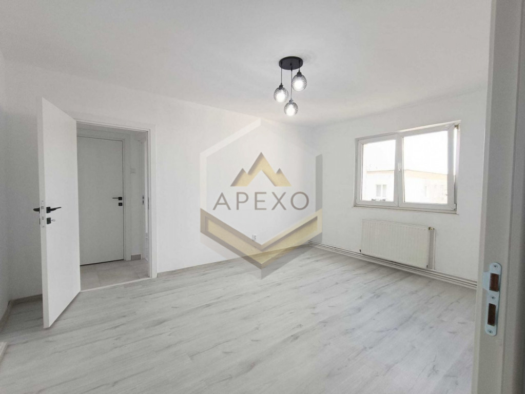 Vânzare apartament 2 camere -Tractorul | Parcare | Luminos