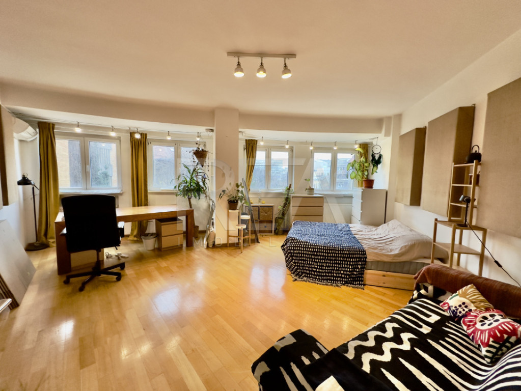 3 Camere, Vis-a-vis de Universitatea Națională de Muzică