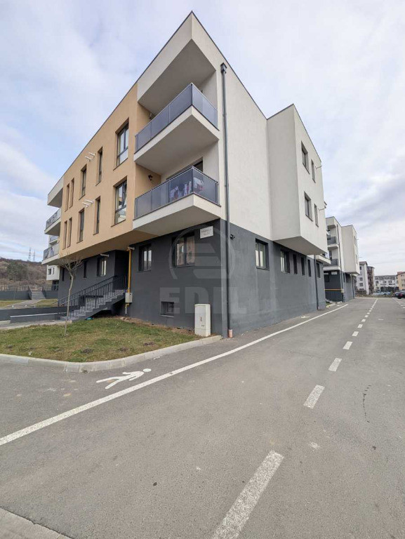 Apartament 3 camere semidecomandat