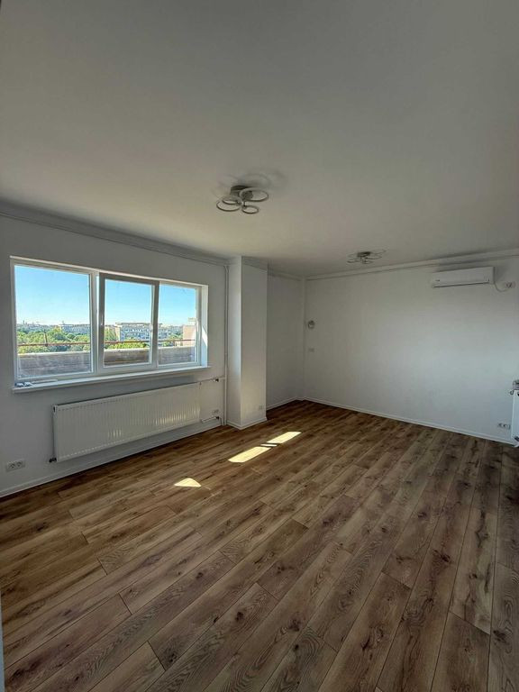 Garsoniera rondul cu flori Nitu Vasile