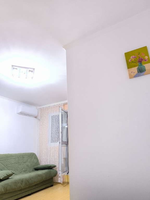 Închiriez garsoniera 3 min. metrou Titan, bloc mixt, spatioasa