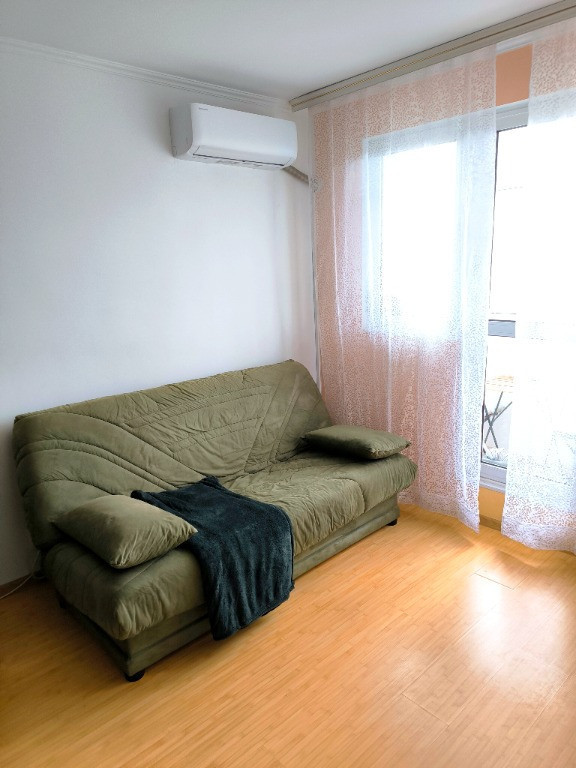 Închiriez garsoniera 3 min. metrou Titan, bloc mixt, spatioasa