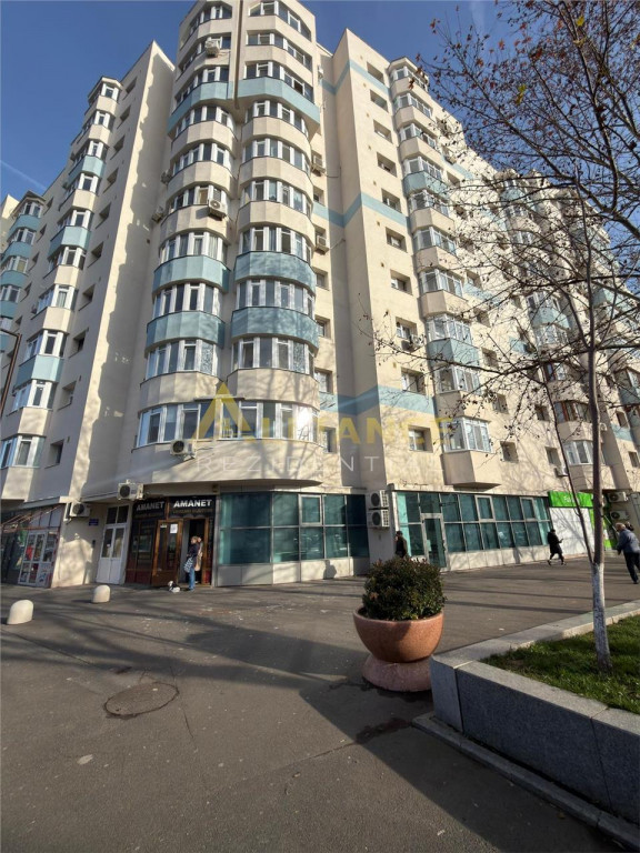 Metrou Aparatorii Patrie 3 cam bloc 1985 et 2