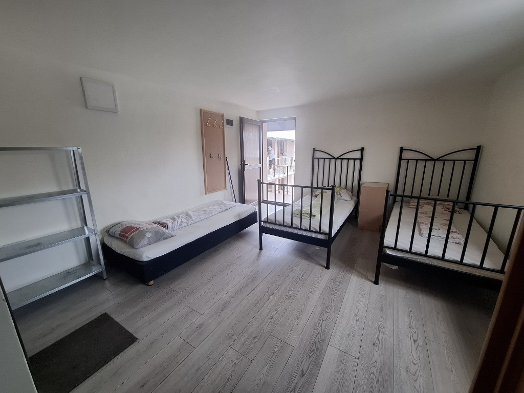 Închiriez apartament 1 cameră pentru muncitori 30 ron/pat – Confectii