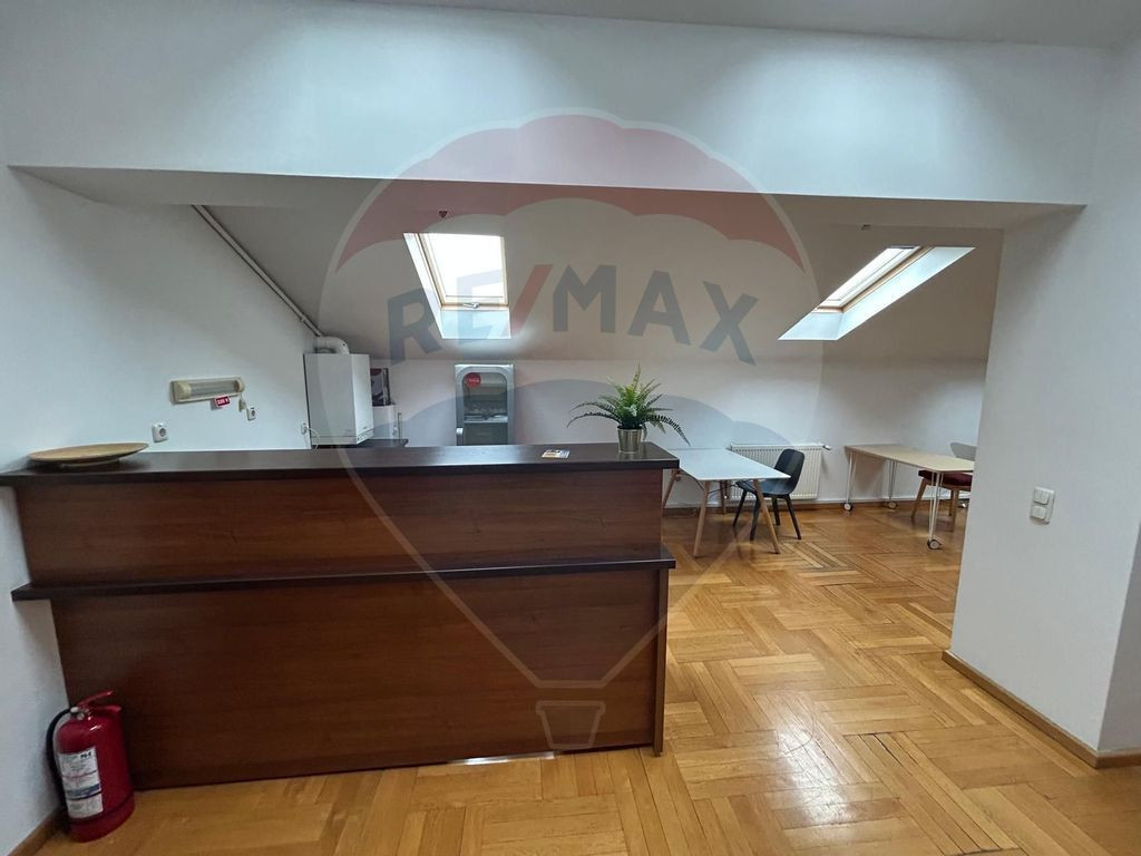 Spațiu de birouri de 106.76mp de închiriat în zona Pia...