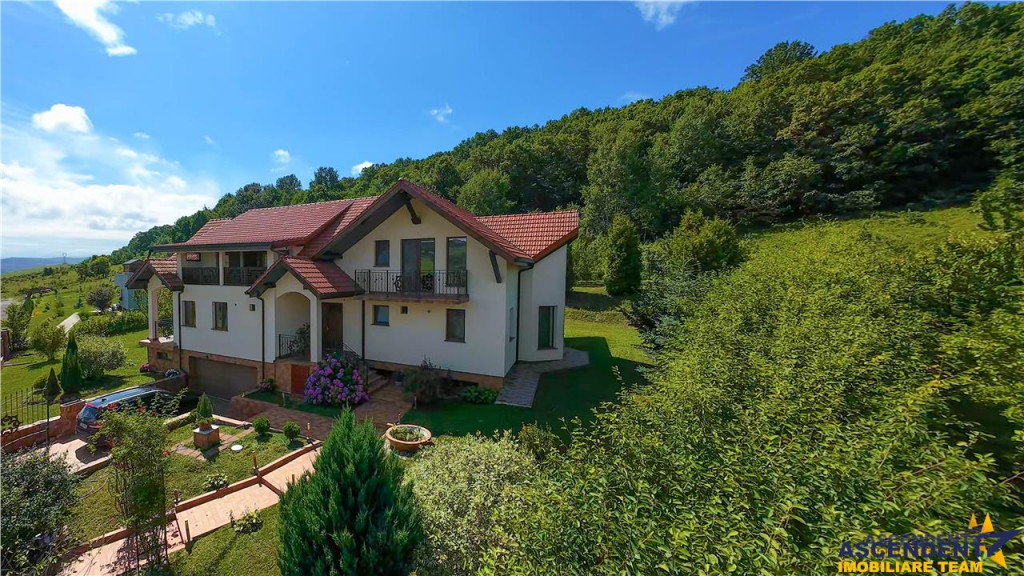 FILM! Resedinta nobiliara, in inima coltului verde al Vaii N