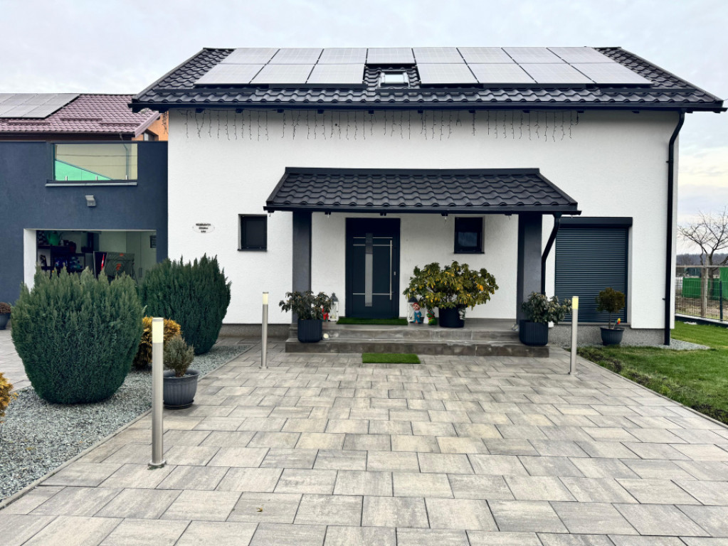 ???? Casă modernă, complet mobilată, cu panouri solare, j