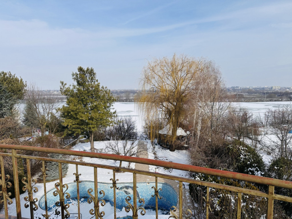 Resedinta emblematica in Rosu, pe malul lacului, 785 mp, 200