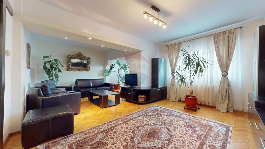 Apartament spațios cu 3 camere (din 4), 2 băi și veder...