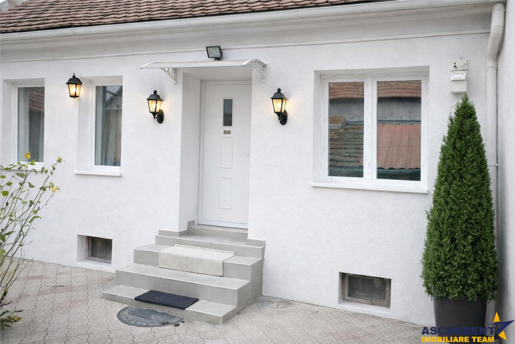 Corp de casa, proprietate tip studio, gata de mutat, Central