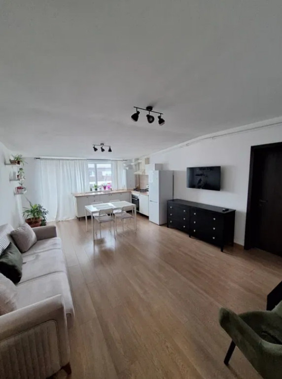 Apartament 2 camere, semidecomandat - zona Sanpetru