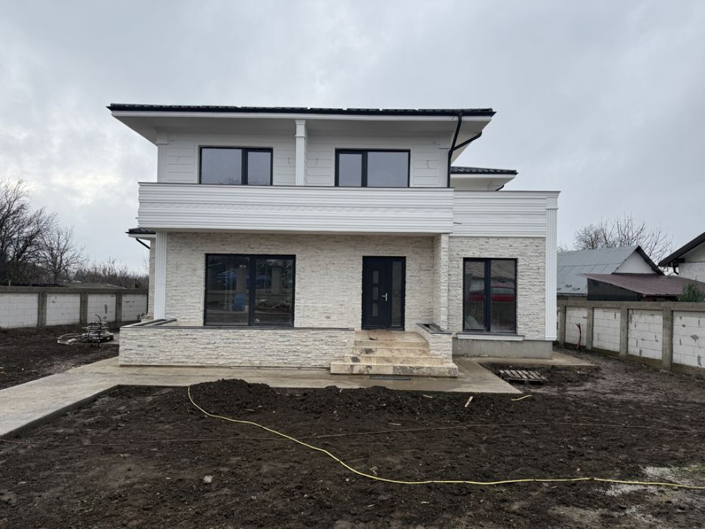 Aroneanu VILA LUX SU=246 TEREN 750mp zona centrala