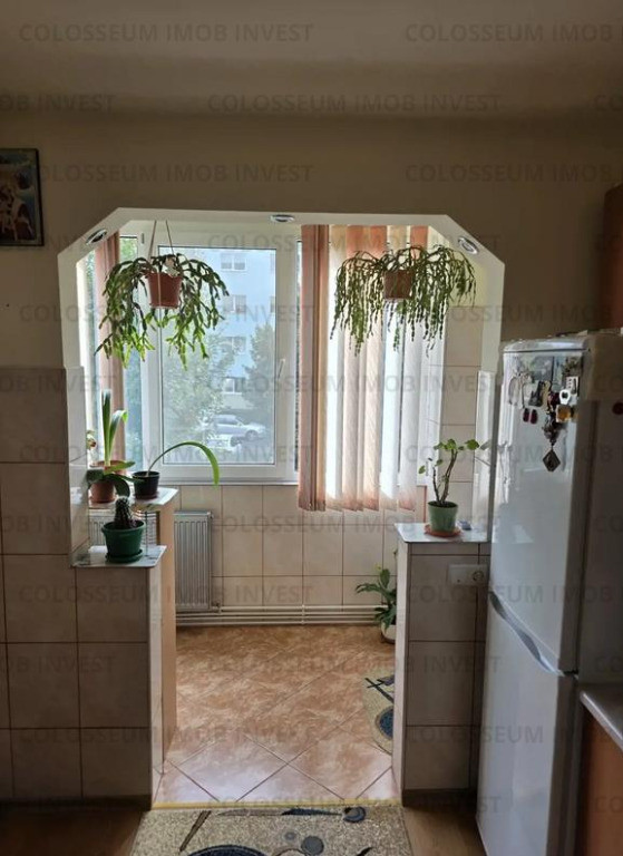 Apartament 2 camere, semidecomandat - zona Tractorul