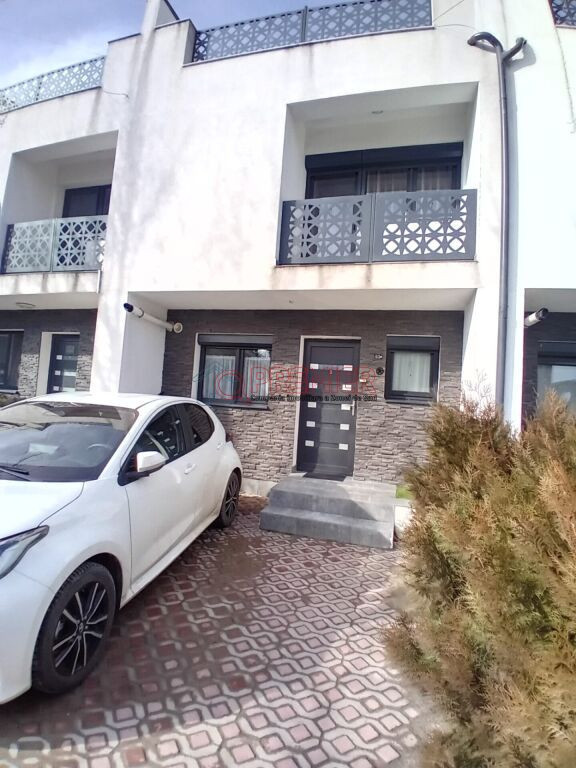 Casă înșiruită P+1+M - 4 camere - 2 terase - curte