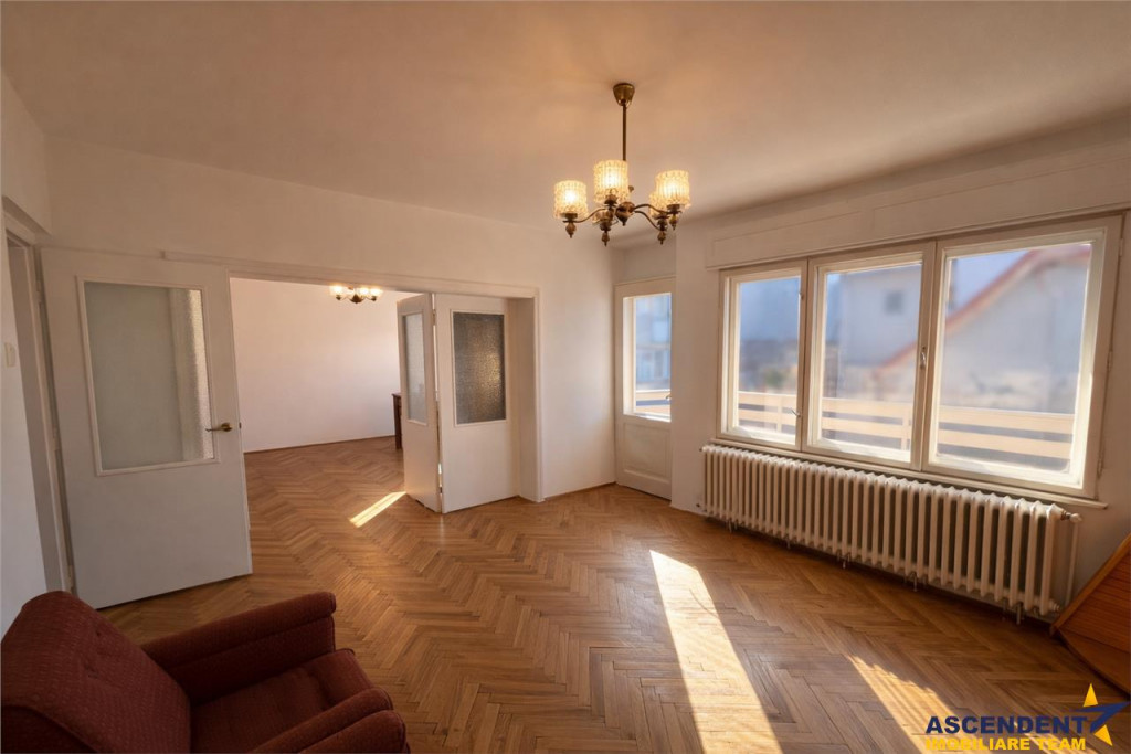 Nivel in vila, 4 camere, cu garaj, curte proprie, Central,