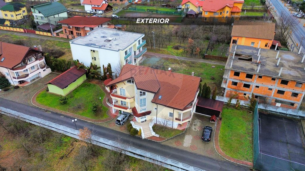 Casă / Vilă de lux cu 2 garaje, 10 camere de vânzare ?...