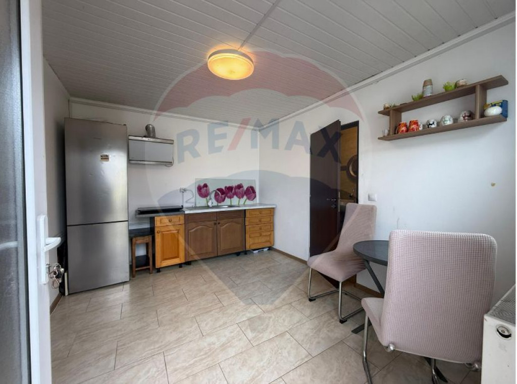 Inchiriere garconiera la curte