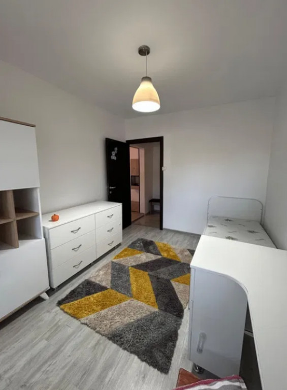 Apartament 4 camere, semidecomandat - zona Craiter