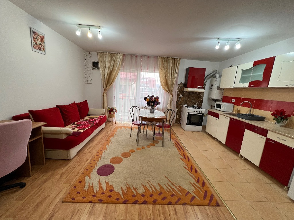 Închiriez apartament foarte frumos cu 2 camere strada Eroilor.