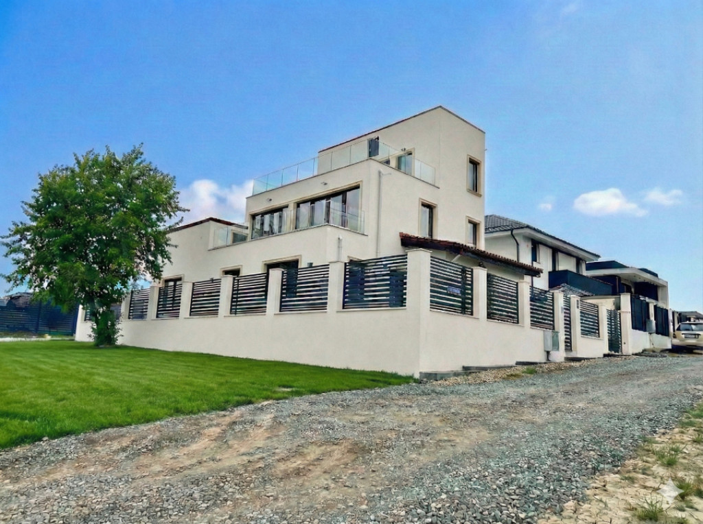 Vilă cu Arhitectură Contemporană și Finisaje Premium –