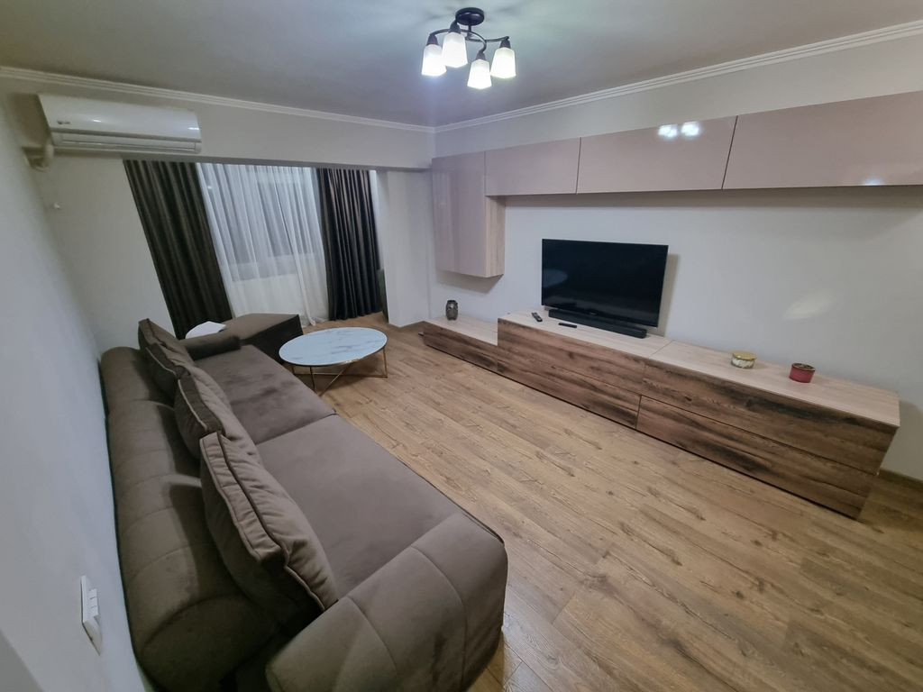 Apartament 3 camere decomandat zona Poarta 6