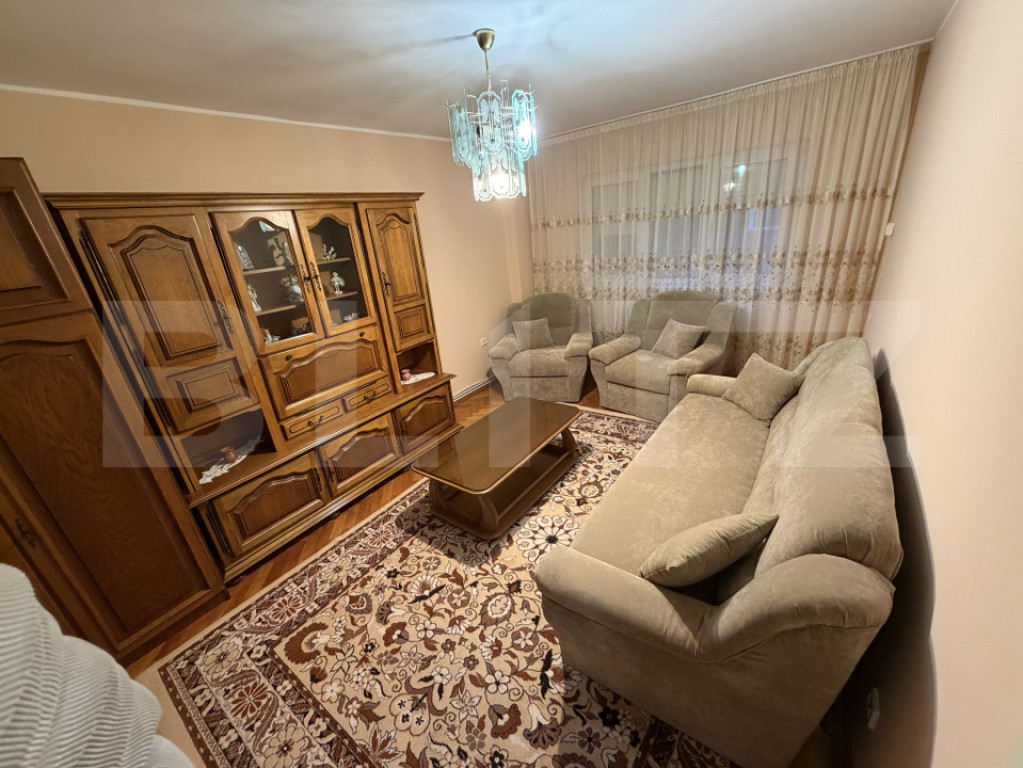 De inchiriat un apartament cu 3 camere decomandat, 2 băi, i