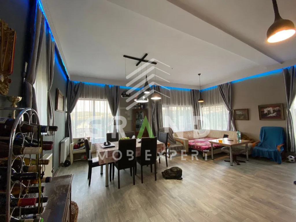 Casa de inchiriat | 4 camere | Parcare | Curte | Foisor cu b