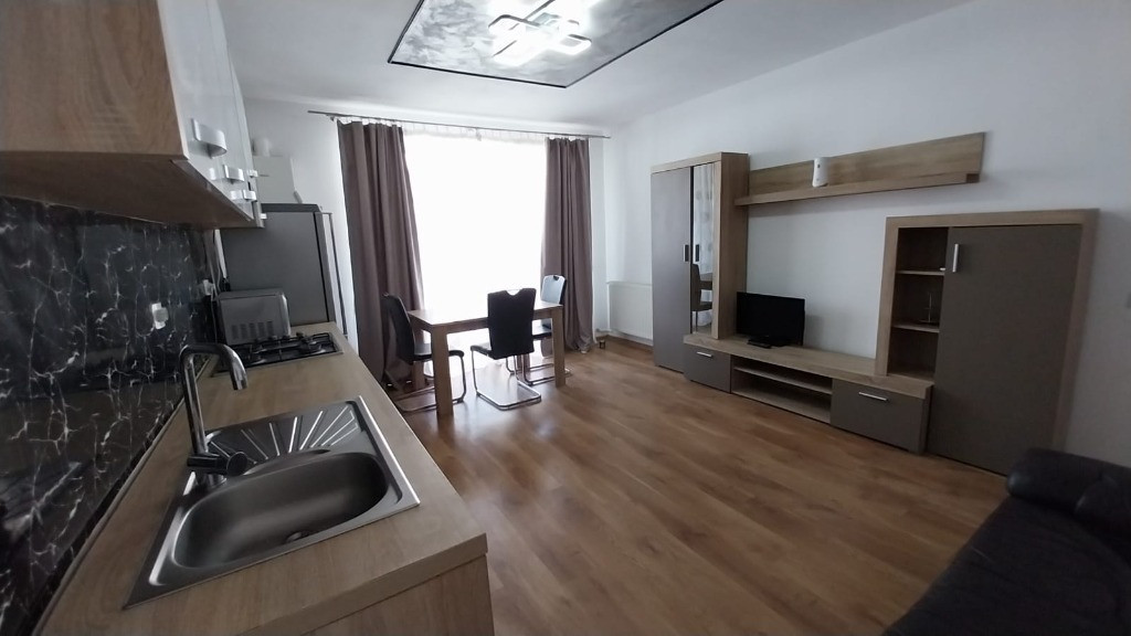 Apartament 3 camere et.1,balcon inchis, parcare Floresti