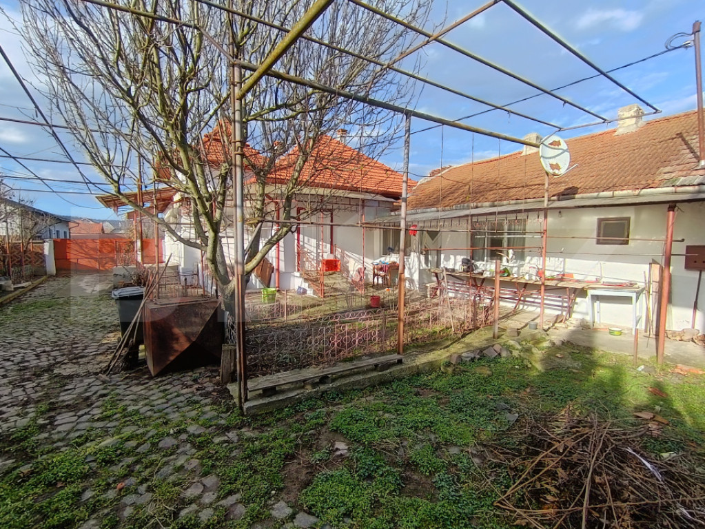 Casa cu 3 camere și un teren în suprafață de 900 mp