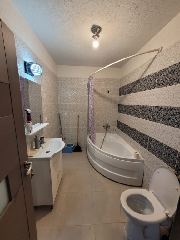 Apartament de inchiriat cu 2 camere si loc de parcare