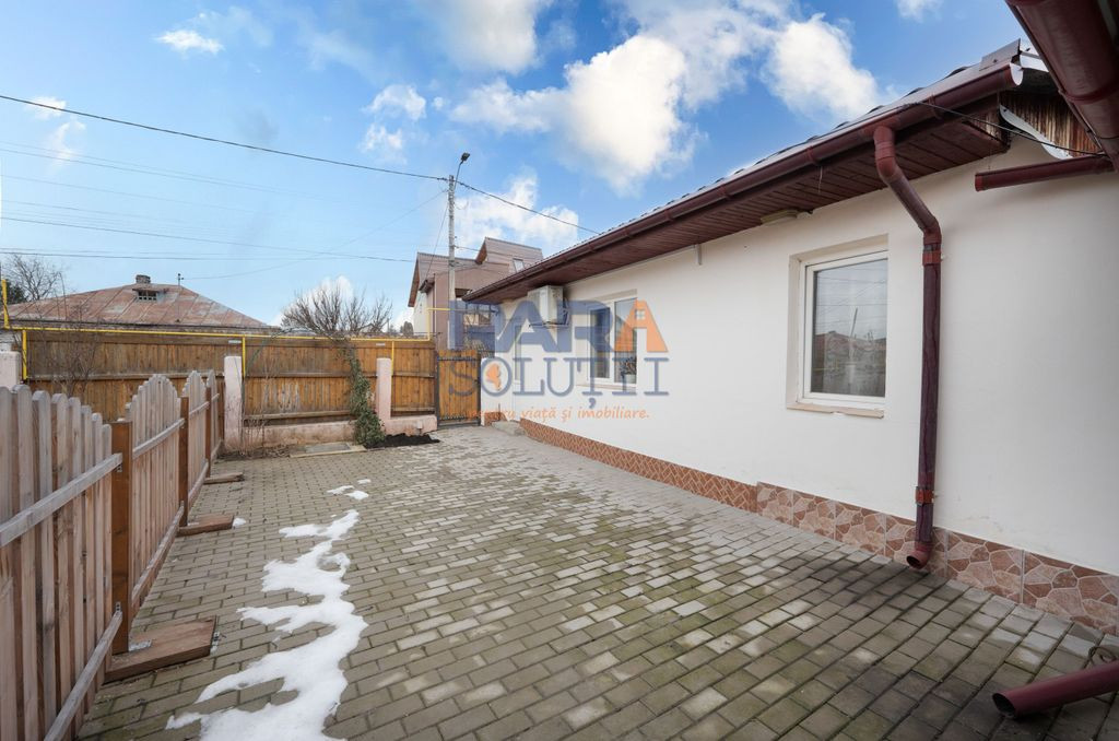 Casă micuță cu un pic de curte (proprie)